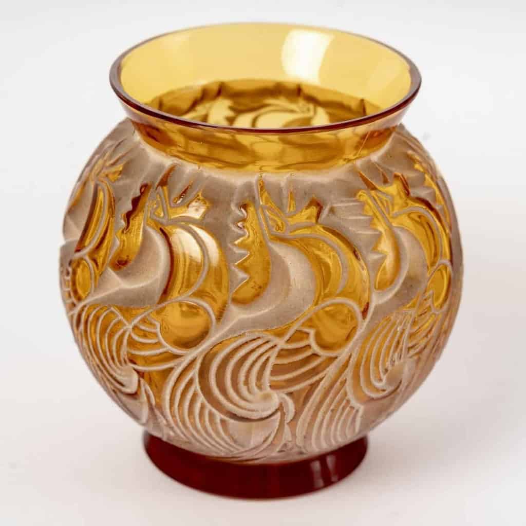 Vase « Le Mans » verre jaune ambré patiné beige de René LALIQUE | Biron Vase "Le Mans" verre jaune ambré patiné beige de René LALIQUE