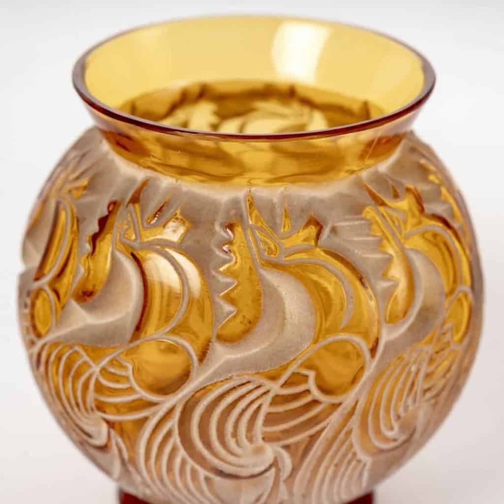 Vase « Le Mans » verre jaune ambré patiné beige de René LALIQUE | Biron Vase "Le Mans" verre jaune ambré patiné beige de René LALIQUE