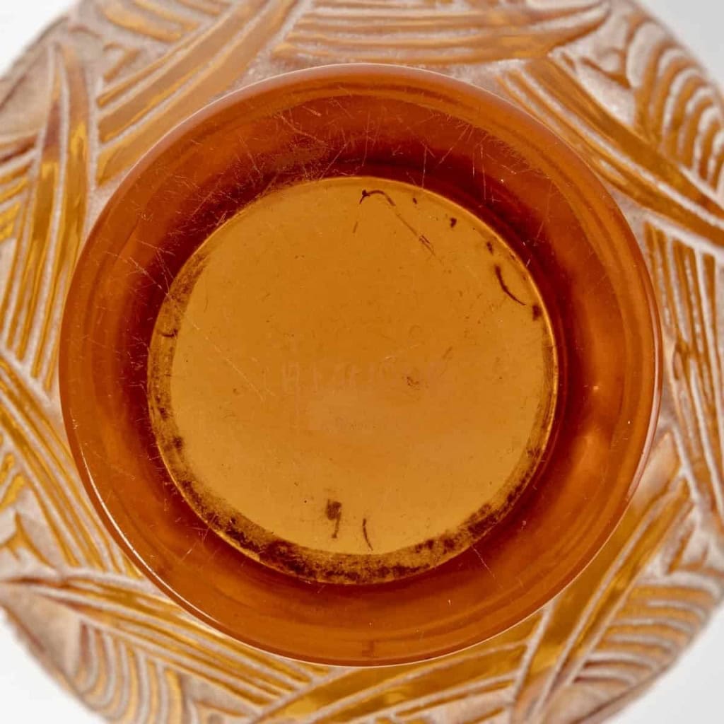 Vase « Le Mans » verre jaune ambré patiné beige de René LALIQUE | Biron Vase "Le Mans" verre jaune ambré patiné beige de René LALIQUE