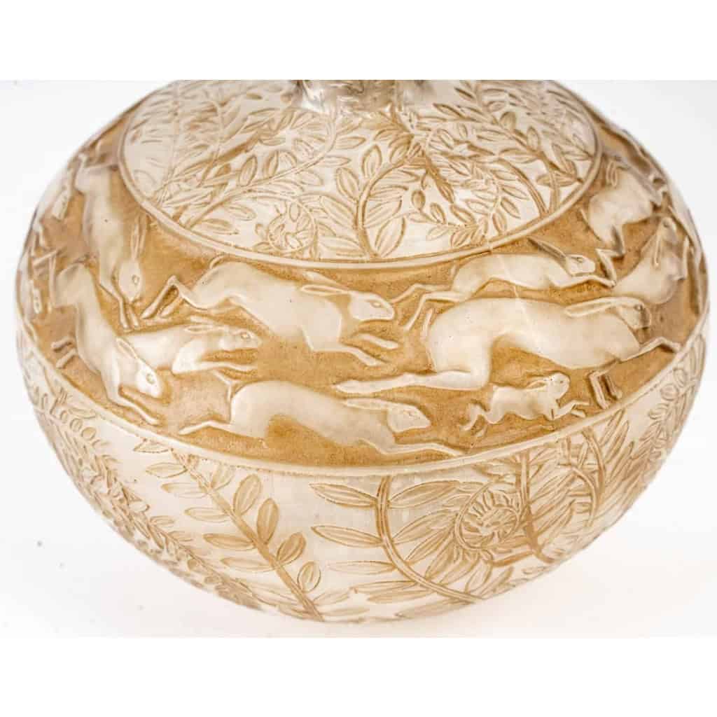 Vase « Lièvres » verre blanc patiné sépia de René LALIQUE | Biron Vase "Lièvres" verre blanc patiné sépia de René LALIQUE
