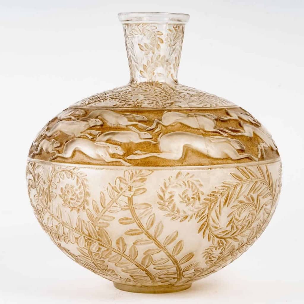 Vase « Lièvres » verre blanc patiné sépia de René LALIQUE | Biron Vase "Lièvres" verre blanc patiné sépia de René LALIQUE