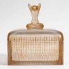 Boîte « Sultane » verre blanc patiné sépia de René LALIQUE | Biron Boîte "Sultane" verre blanc patiné sépia de René LALIQUE