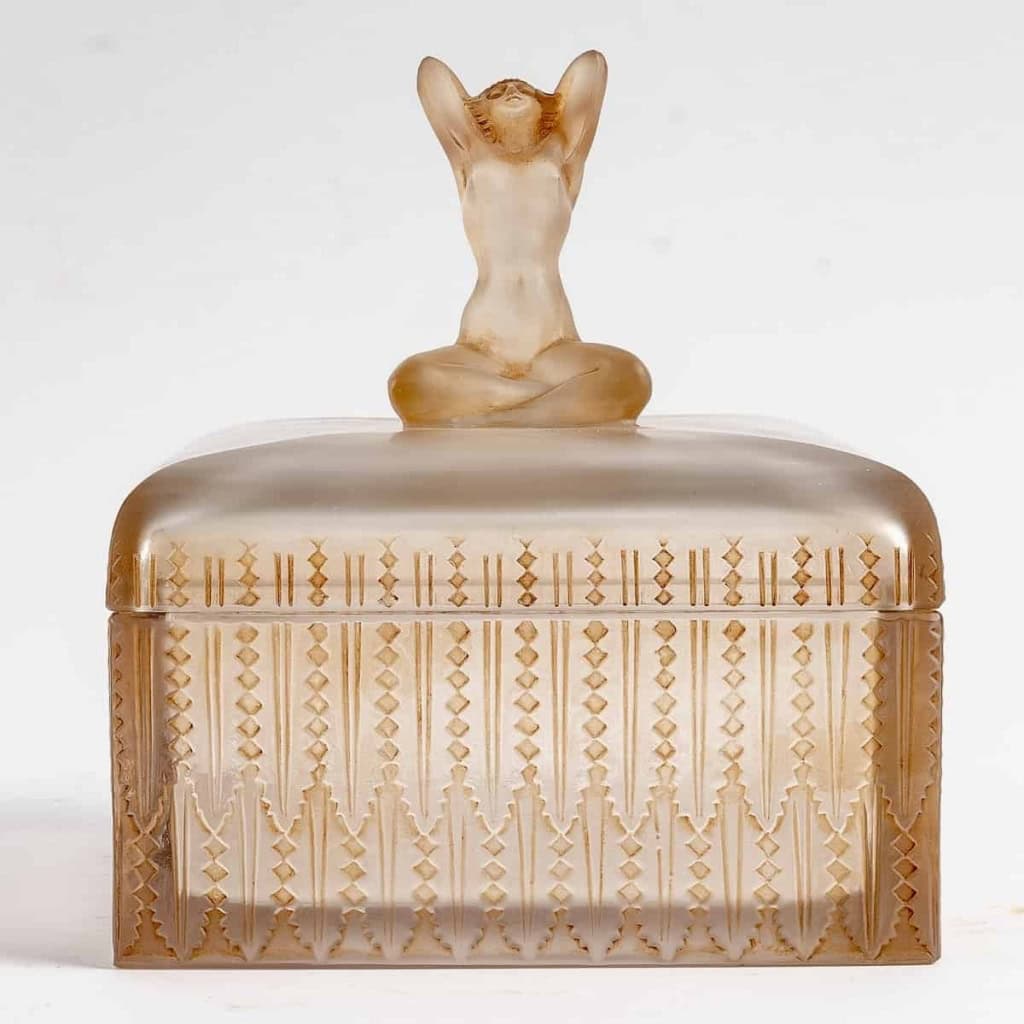Boîte « Sultane » verre blanc patiné sépia de René LALIQUE | Biron Boîte "Sultane" verre blanc patiné sépia de René LALIQUE