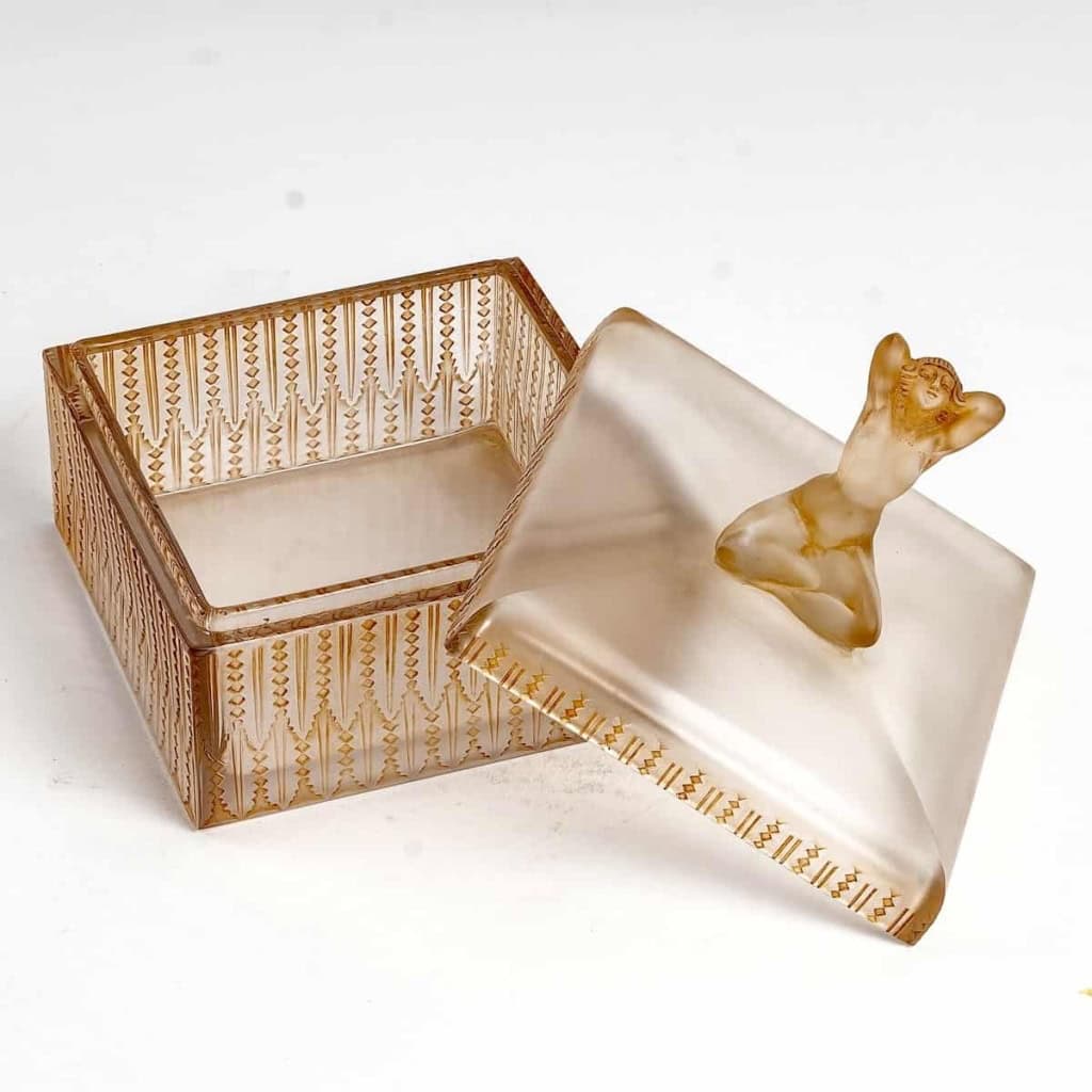 Boîte « Sultane » verre blanc patiné sépia de René LALIQUE | Biron Boîte "Sultane" verre blanc patiné sépia de René LALIQUE