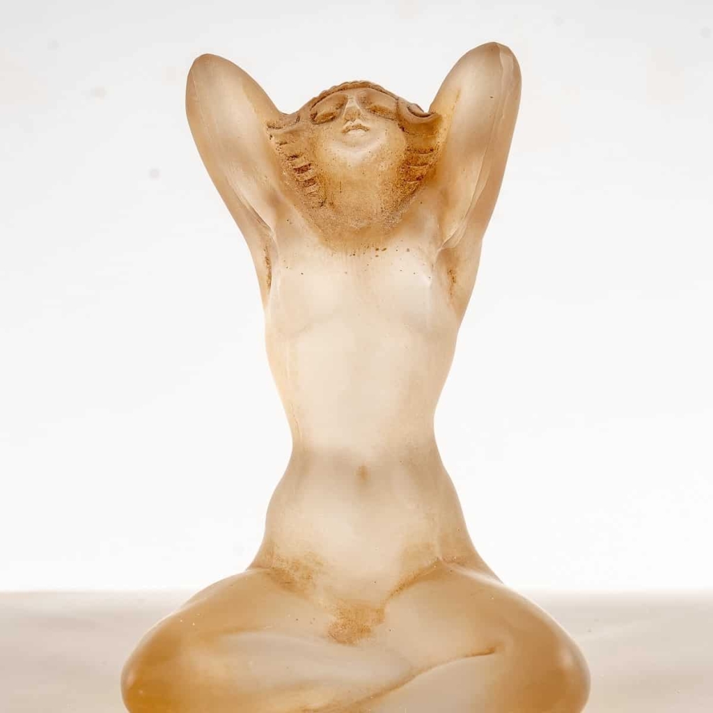 Boîte « Sultane » verre blanc patiné sépia de René LALIQUE | Biron Boîte "Sultane" verre blanc patiné sépia de René LALIQUE