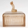 Boîte « Sultane » verre blanc patiné sépia de René LALIQUE | Biron Boîte "Sultane" verre blanc patiné sépia de René LALIQUE