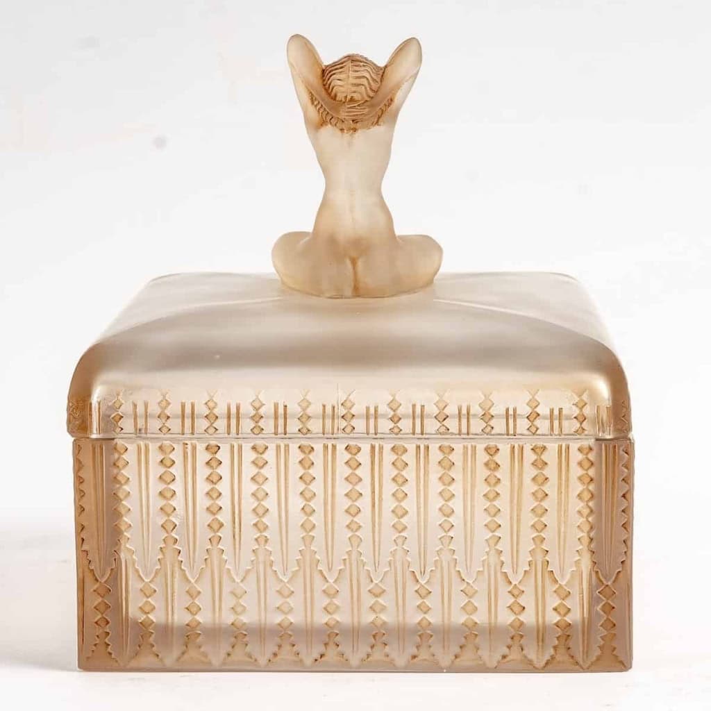 Boîte « Sultane » verre blanc patiné sépia de René LALIQUE | Biron Boîte "Sultane" verre blanc patiné sépia de René LALIQUE