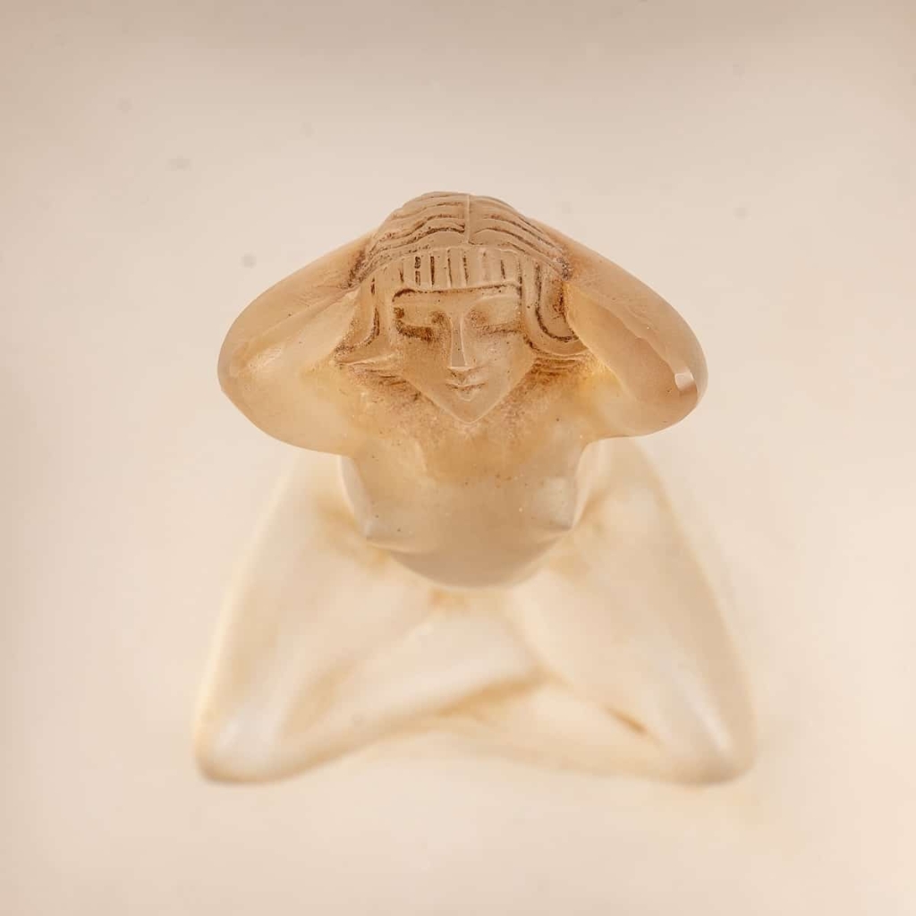 Boîte « Sultane » verre blanc patiné sépia de René LALIQUE | Biron Boîte "Sultane" verre blanc patiné sépia de René LALIQUE