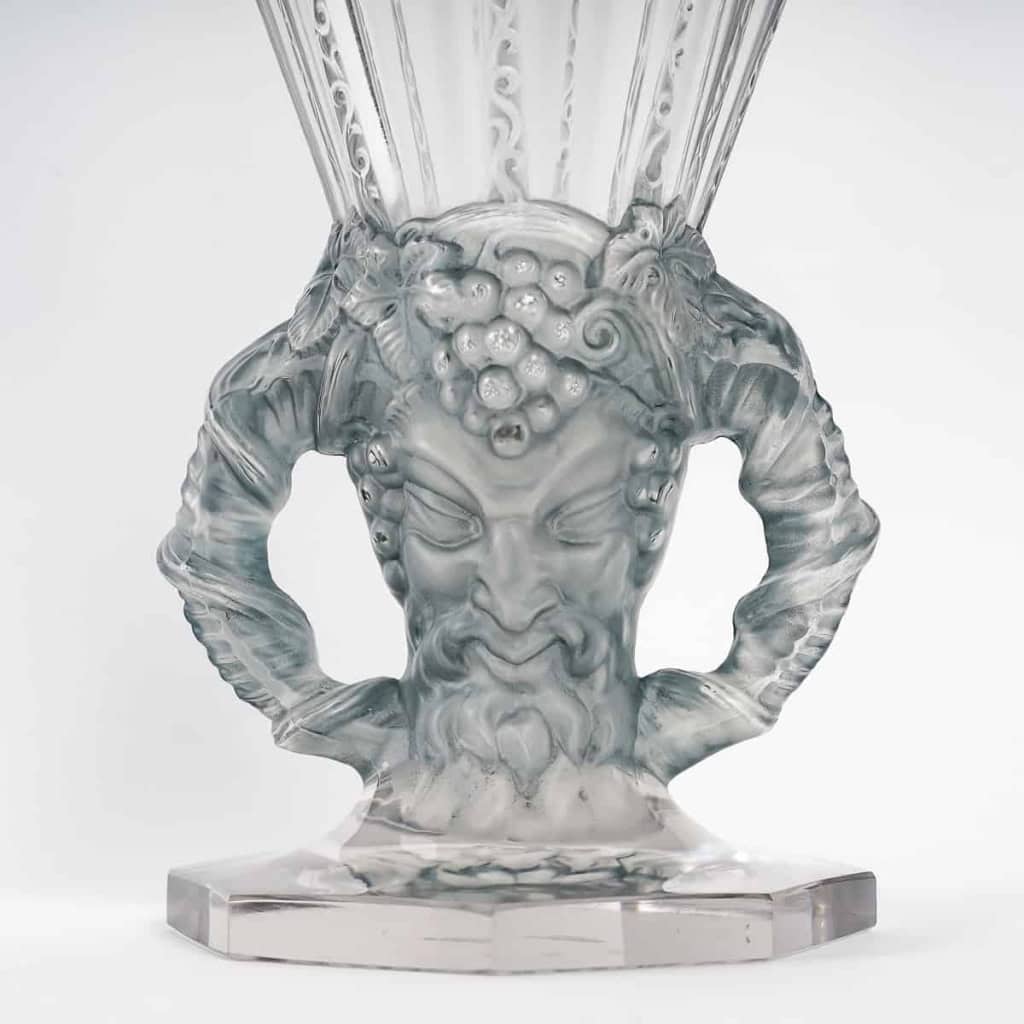 Vase « Faune » cristal blanc patiné bleu de René LALIQUE | Biron Vase "Faune" cristal blanc patiné bleu de René LALIQUE