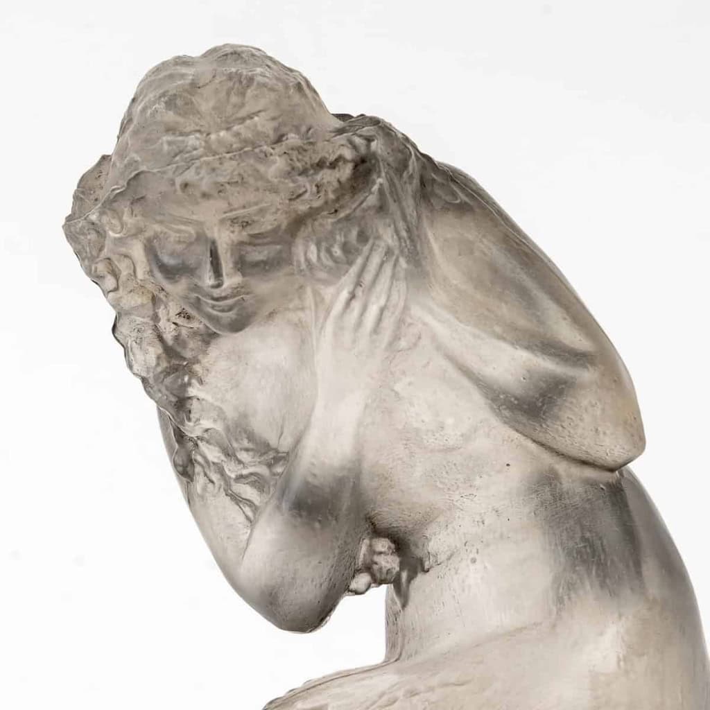 Mascotte Automobile Statuette « Naïade » verre blanc patiné gris de René LALIQUE | Biron Mascotte Automobile Statuette "Naïade" verre blanc patiné gris de René LALIQUE