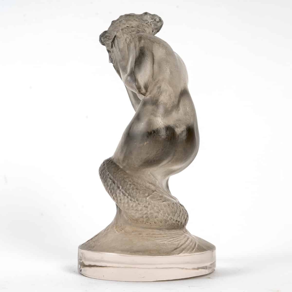 Mascotte Automobile Statuette « Naïade » verre blanc patiné gris de René LALIQUE | Biron Mascotte Automobile Statuette "Naïade" verre blanc patiné gris de René LALIQUE