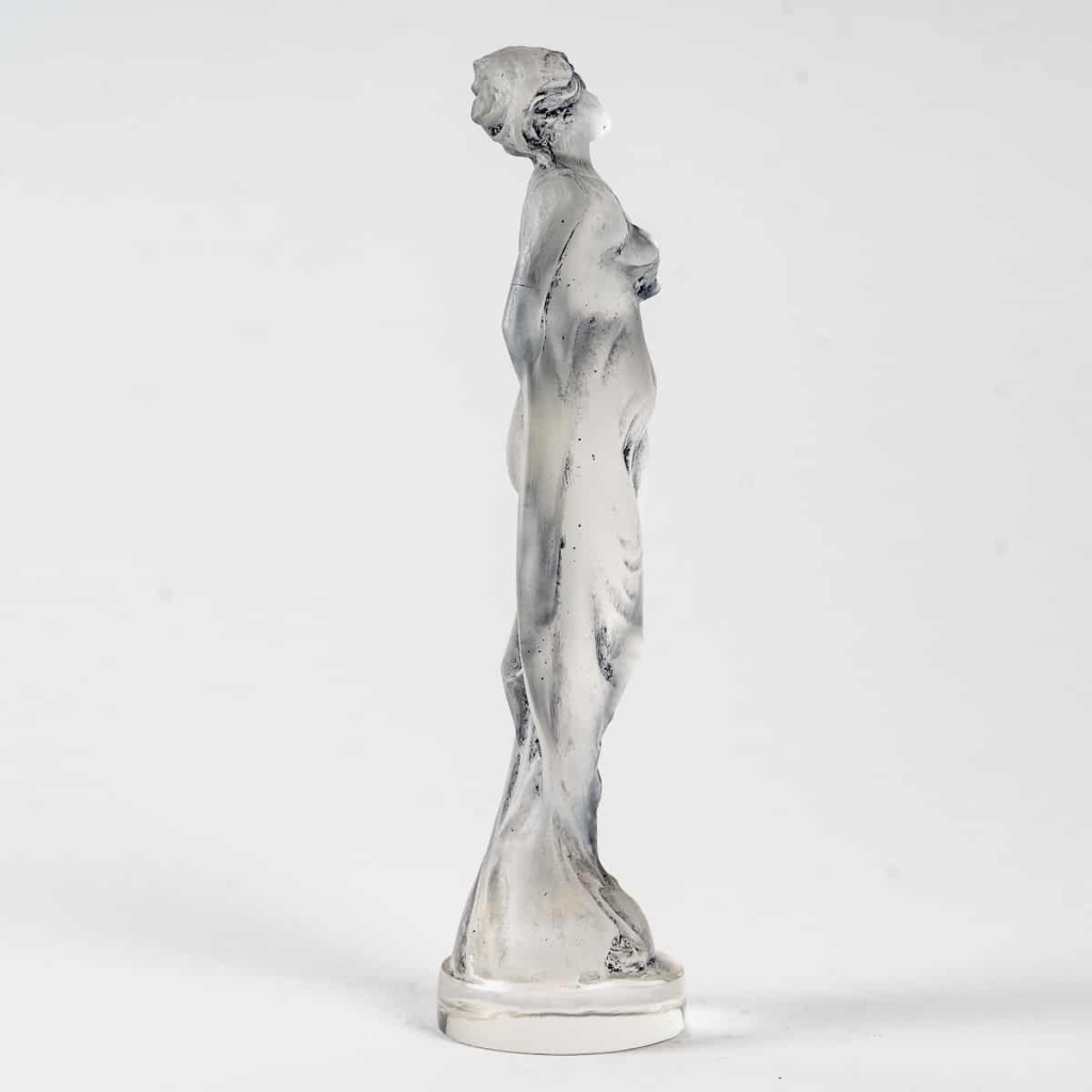 Statuette « Moyenne Voilée » verre blanc patiné bleu de René LALIQUE | Biron Statuette "Moyenne Voilée" verre blanc patiné bleu de René LALIQUE