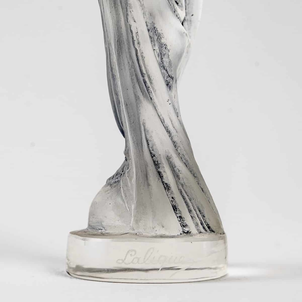 Statuette « Moyenne Voilée » verre blanc patiné bleu de René LALIQUE | Biron Statuette "Moyenne Voilée" verre blanc patiné bleu de René LALIQUE