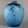 Vase « Acanthes » verre bleu électrique patiné blanc de René LALIQUE | Biron |||||||