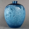 Vase « Acanthes » verre bleu électrique patiné blanc de René LALIQUE | Biron Vase "Acanthes" verre bleu électrique patiné blanc de René LALIQUE