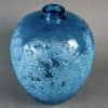Vase « Acanthes » verre bleu électrique patiné blanc de René LALIQUE | Biron Vase "Acanthes" verre bleu électrique patiné blanc de René LALIQUE