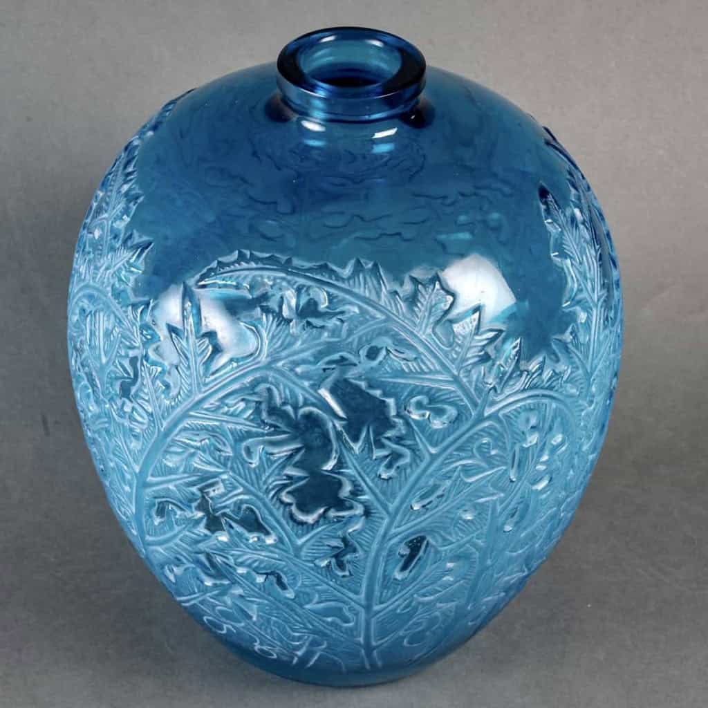 Vase « Acanthes » verre bleu électrique patiné blanc de René LALIQUE | Biron Vase "Acanthes" verre bleu électrique patiné blanc de René LALIQUE