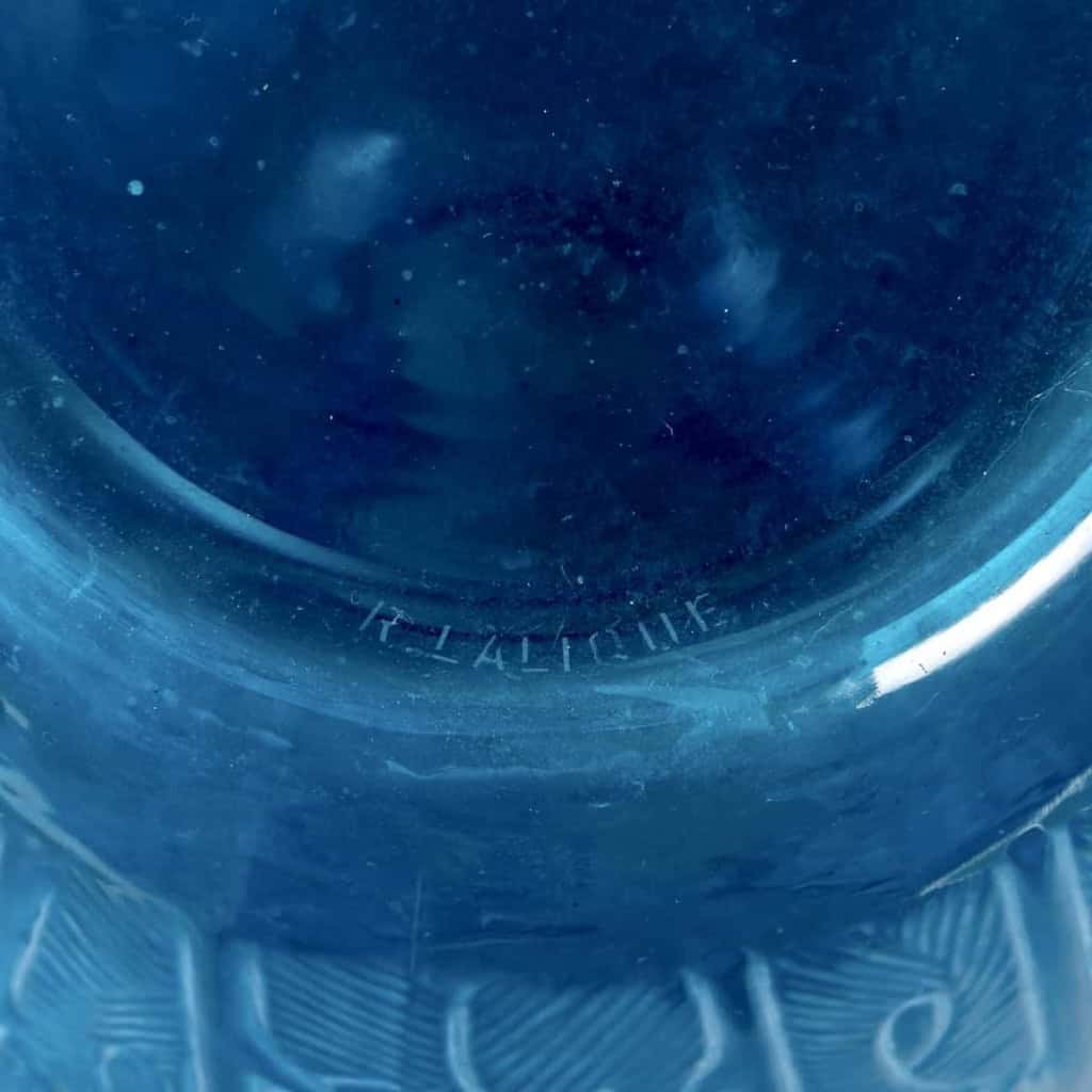 Vase « Acanthes » verre bleu électrique patiné blanc de René LALIQUE | Biron Vase "Acanthes" verre bleu électrique patiné blanc de René LALIQUE