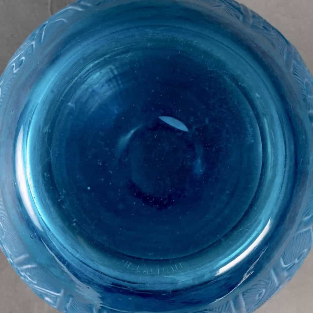 Vase « Acanthes » verre bleu électrique patiné blanc de René LALIQUE | Biron Vase "Acanthes" verre bleu électrique patiné blanc de René LALIQUE