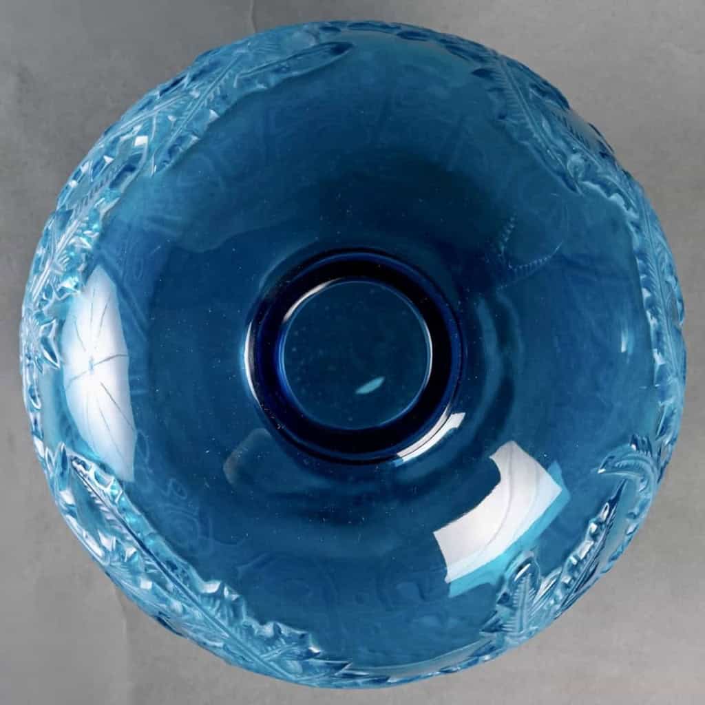 Vase « Acanthes » verre bleu électrique patiné blanc de René LALIQUE | Biron Vase "Acanthes" verre bleu électrique patiné blanc de René LALIQUE