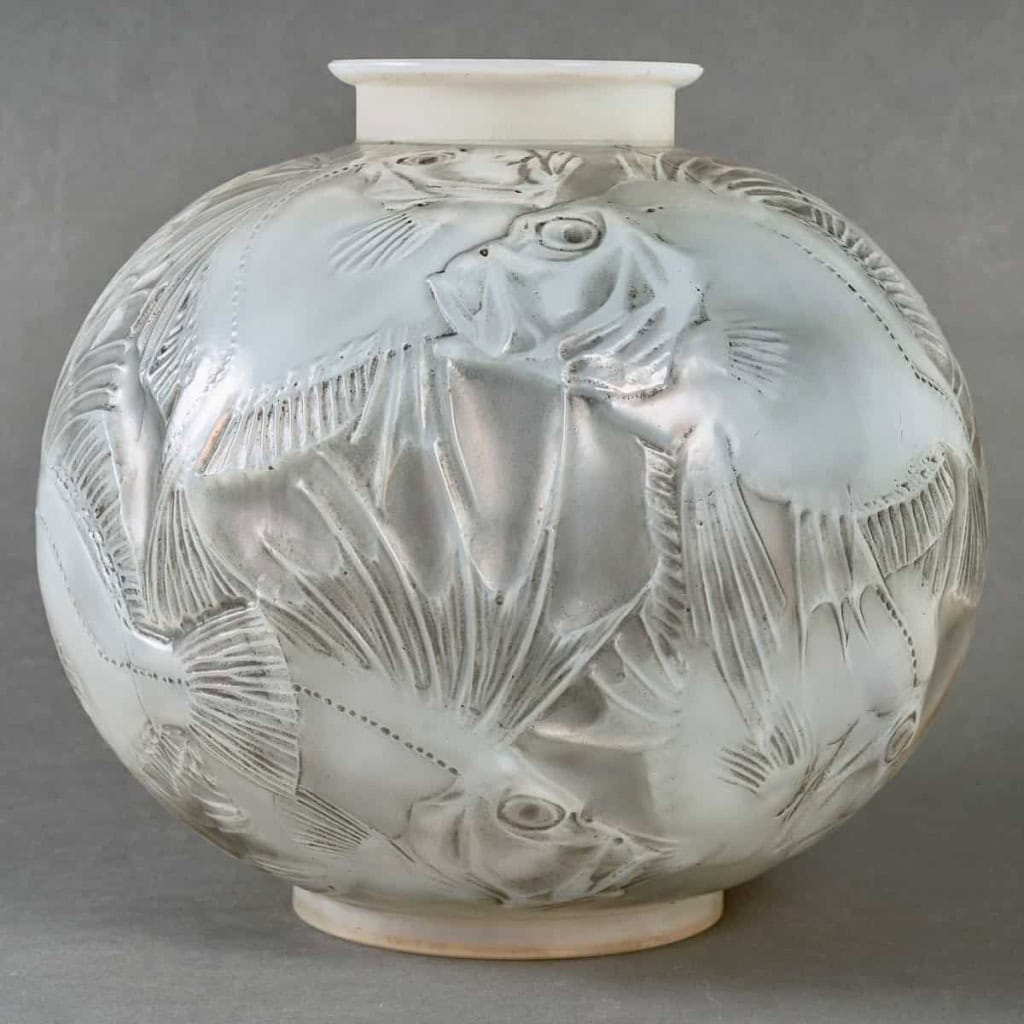 Vase « Poissons » verre opalescent patiné gris de René LALIQUE | Biron Vase "Poissons" verre opalescent patiné gris de René LALIQUE