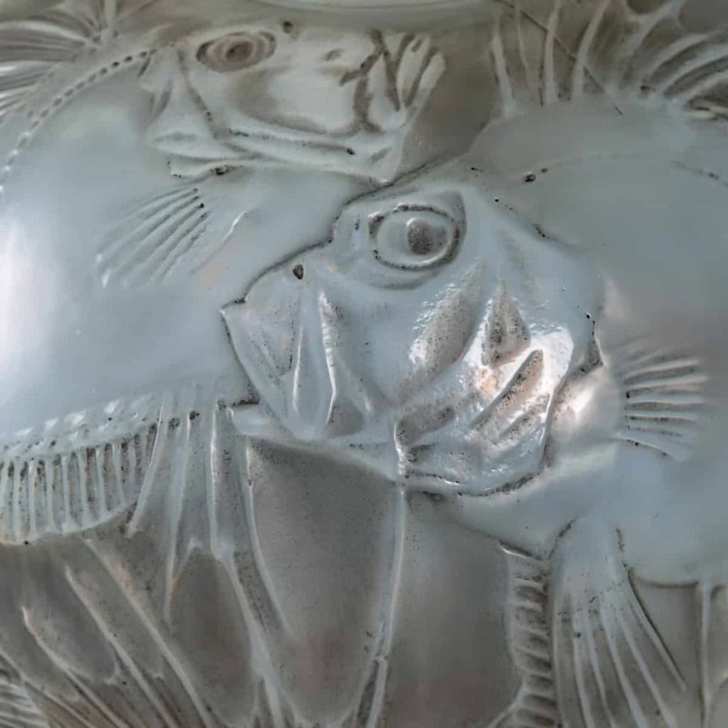 Vase « Poissons » verre opalescent patiné gris de René LALIQUE | Biron Vase "Poissons" verre opalescent patiné gris de René LALIQUE