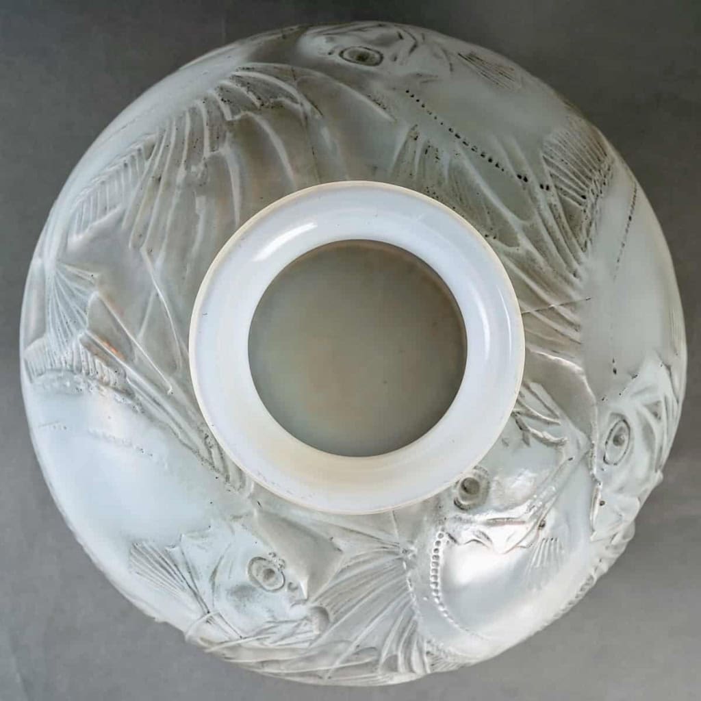 Vase « Poissons » verre opalescent patiné gris de René LALIQUE | Biron Vase "Poissons" verre opalescent patiné gris de René LALIQUE