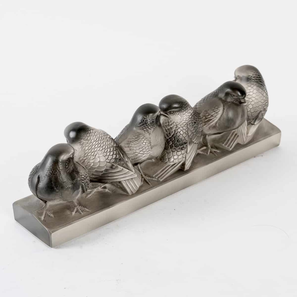 Barre « Groupe de Six Moineaux » verre blanc patiné gris de René LALIQUE | Biron Barre "Groupe de Six Moineaux" verre blanc patiné gris de René LALIQUE