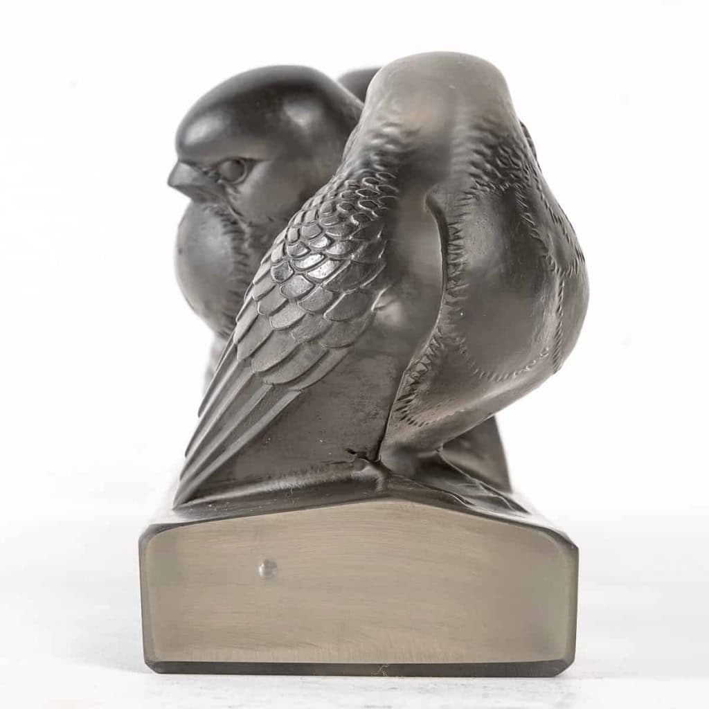 Barre « Groupe de Six Moineaux » verre blanc patiné gris de René LALIQUE | Biron Barre "Groupe de Six Moineaux" verre blanc patiné gris de René LALIQUE