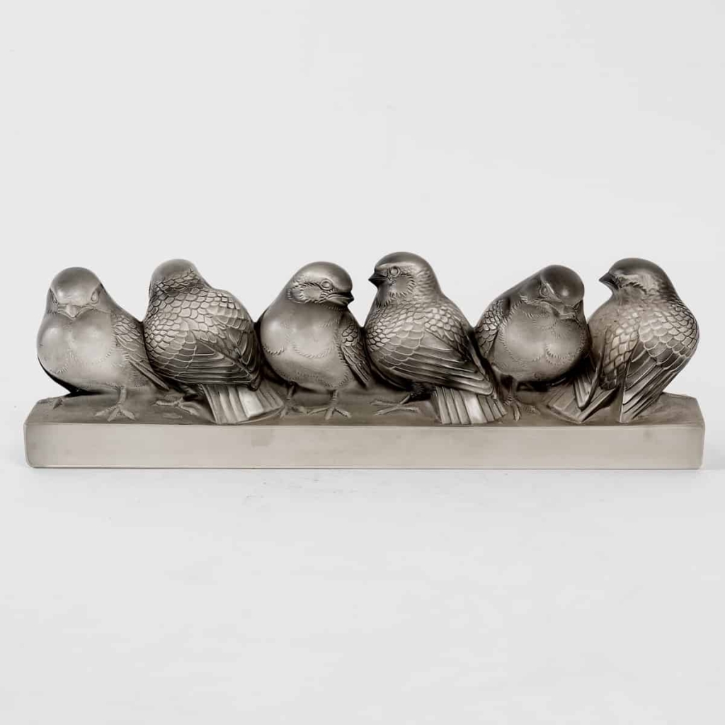Barre « Groupe de Six Moineaux » verre blanc patiné gris de René LALIQUE | Biron Barre "Groupe de Six Moineaux" verre blanc patiné gris de René LALIQUE