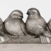 Barre « Groupe de Six Moineaux » verre blanc patiné gris de René LALIQUE | Biron Barre "Groupe de Six Moineaux" verre blanc patiné gris de René LALIQUE