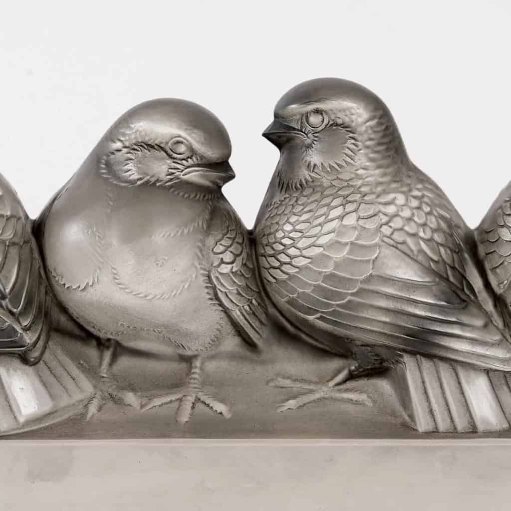 Barre « Groupe de Six Moineaux » verre blanc patiné gris de René LALIQUE | Biron Barre "Groupe de Six Moineaux" verre blanc patiné gris de René LALIQUE
