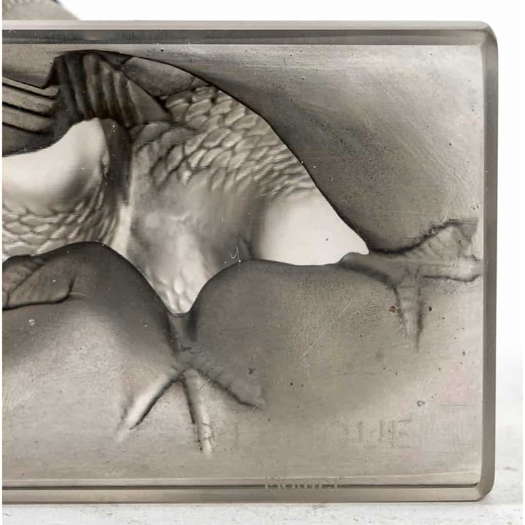 Barre « Groupe de Six Moineaux » verre blanc patiné gris de René LALIQUE | Biron Barre "Groupe de Six Moineaux" verre blanc patiné gris de René LALIQUE