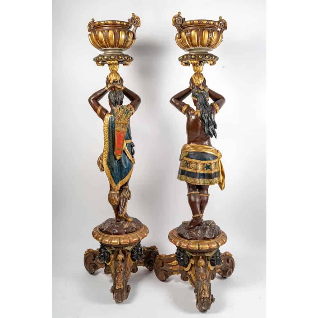 Paire de porte jardinières, Indiens d’Amérique, XIXème siècle, Bois sculpté et peint | Biron Paire de porte jardinières, Indiens d'Amérique, XIXème siècle, Bois sculpté et peint
