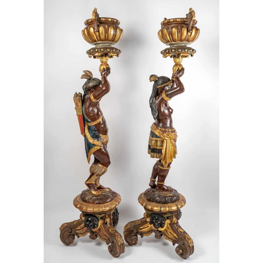 Paire de porte jardinières, Indiens d’Amérique, XIXème siècle, Bois sculpté et peint | Biron Paire de porte jardinières, Indiens d'Amérique, XIXème siècle, Bois sculpté et peint