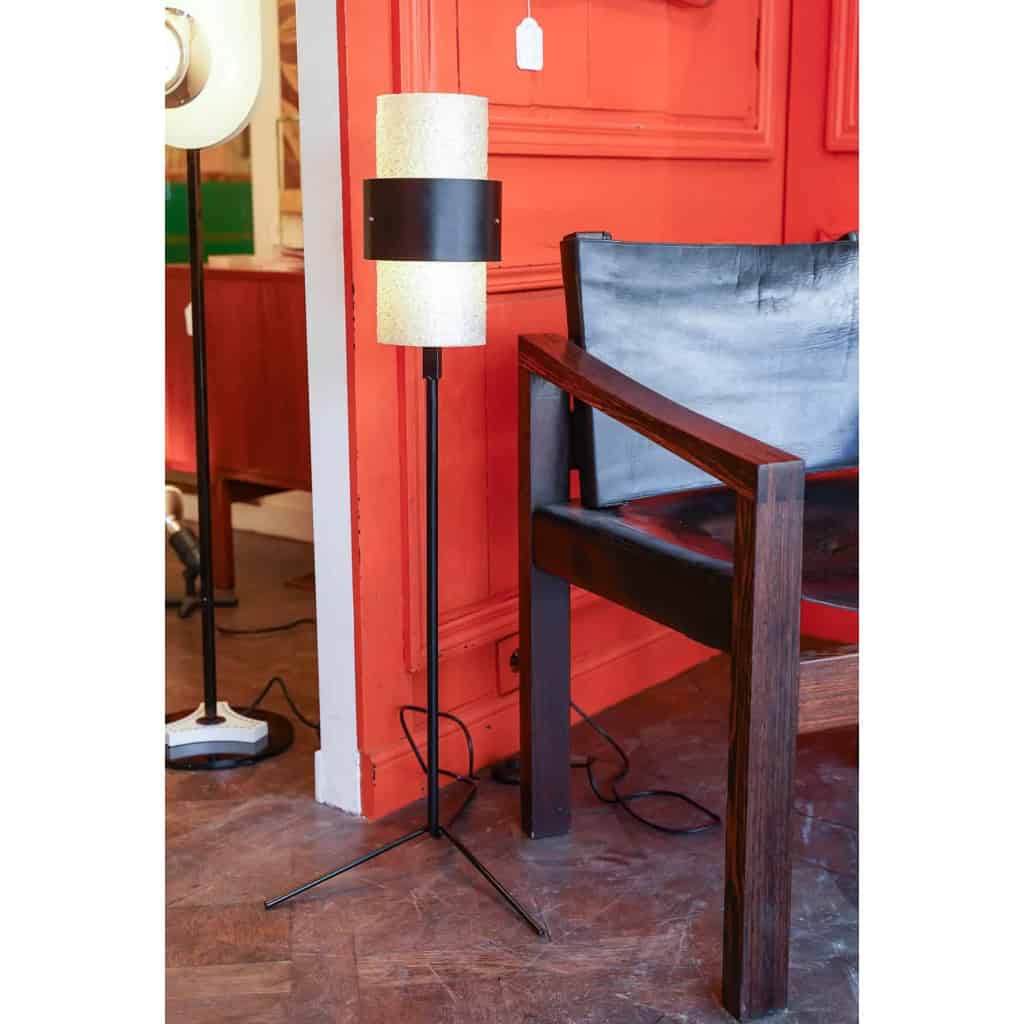Lampadaire en lucite granitée et métal laqué noir, années 1950 | Biron Lampadaire en lucite granitée et métal laqué noir, années 1950
