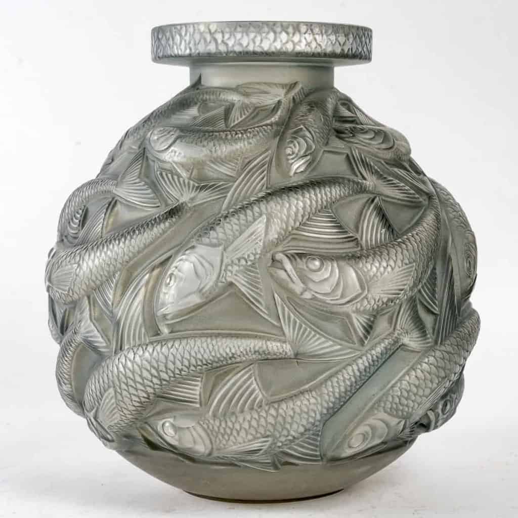 Vase « Salmonidès » verre blanc patiné bleu gris de René LALIQUE | Biron Vase "Salmonidès" verre blanc patiné bleu gris de René LALIQUE