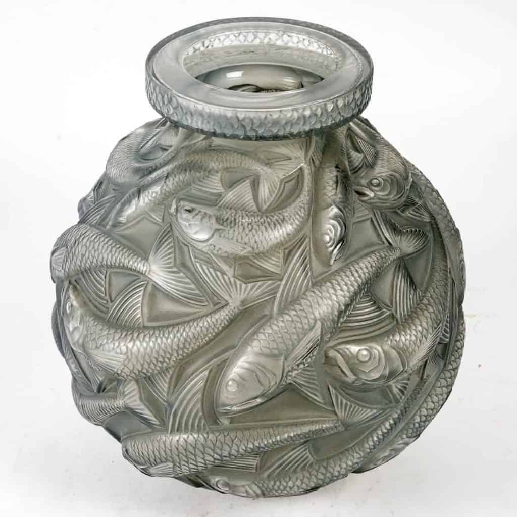 Vase « Salmonidès » verre blanc patiné bleu gris de René LALIQUE | Biron Vase "Salmonidès" verre blanc patiné bleu gris de René LALIQUE