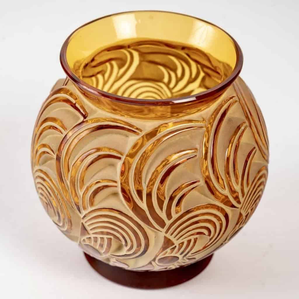 Vase « Bresse » verre jaune ambré patiné vert beige de René LALIQUE | Biron Vase "Bresse" verre jaune ambré patiné vert beige de René LALIQUE