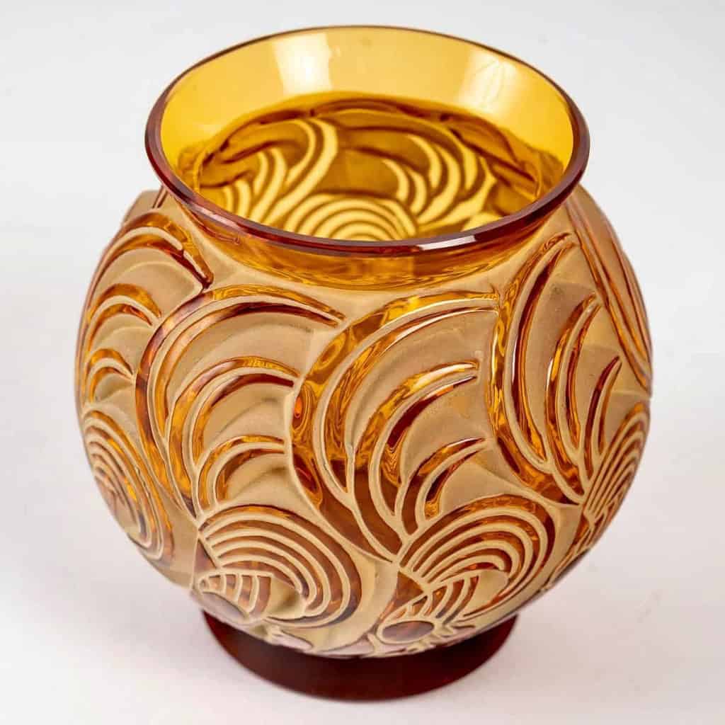 Vase « Bresse » verre jaune ambré patiné vert beige de René LALIQUE | Biron Vase "Bresse" verre jaune ambré patiné vert beige de René LALIQUE