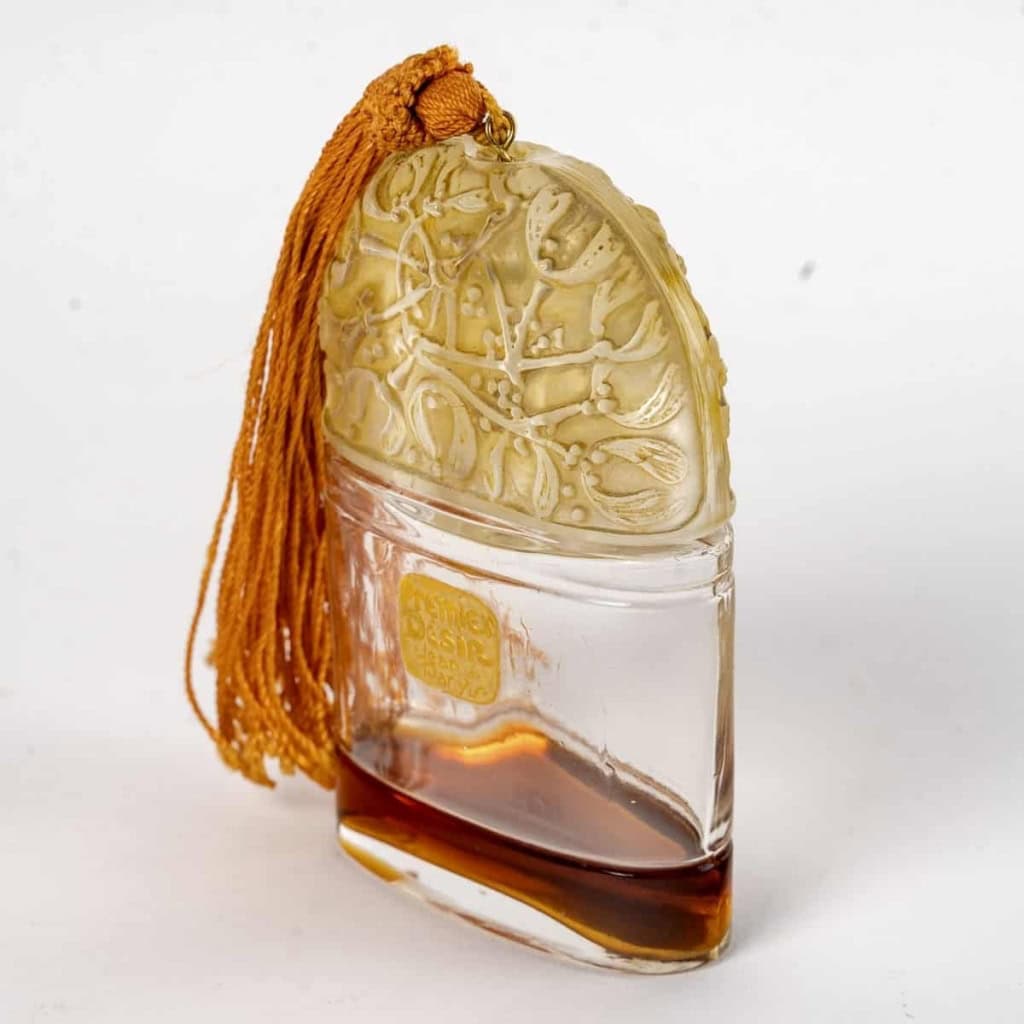 Flacon « Sous le Gui » verre blanc patiné vert de René LALIQUE pour Jean de Parys | Biron Flacon "Sous le Gui" verre blanc patiné vert de René LALIQUE pour Jean de Parys