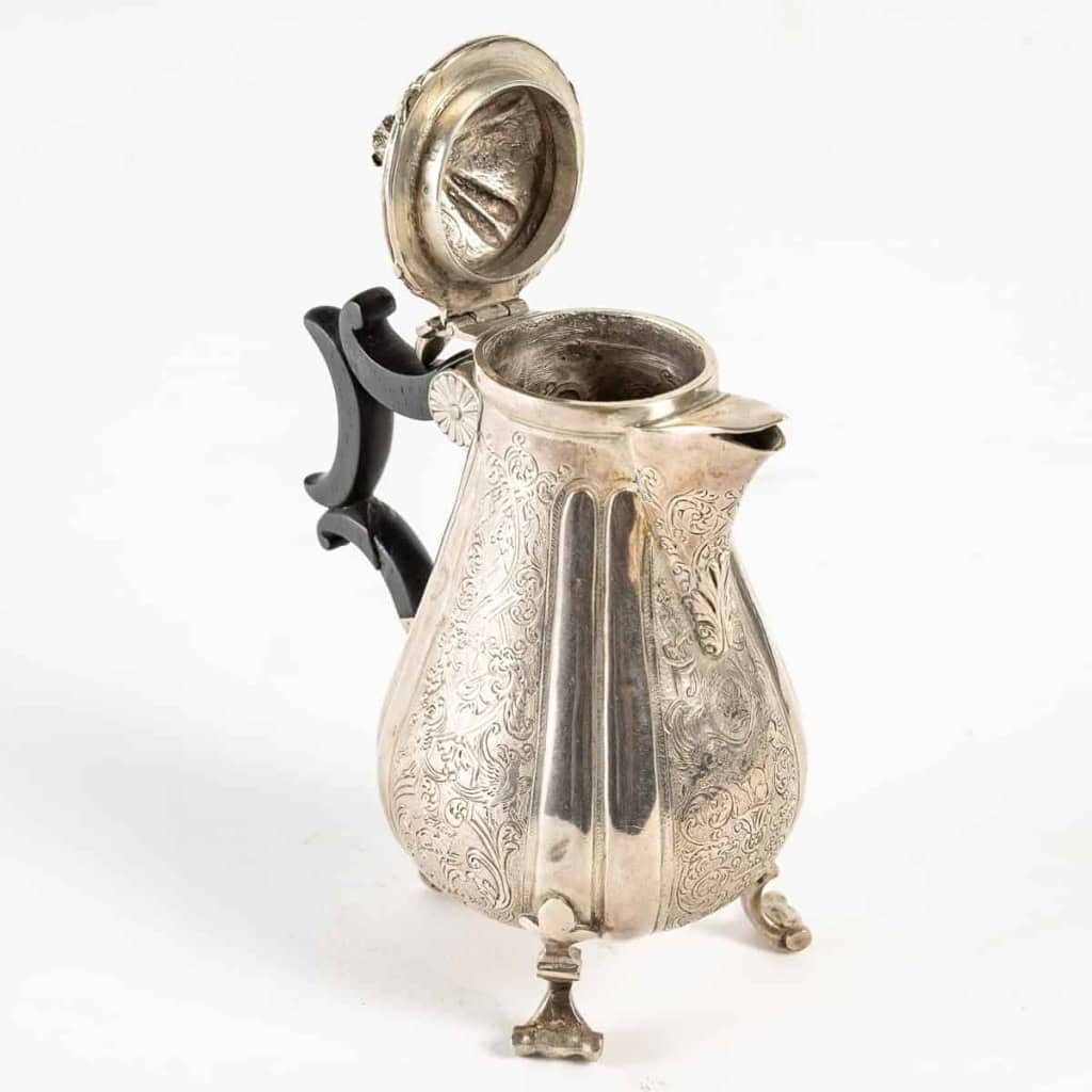 Petite cafetière en argent et anse en bois noirci (poirier), dernier quart du XVIIIe siècle. | Biron Petite cafetière en argent et anse en bois noirci (poirier), dernier quart du XVIIIe siècle.