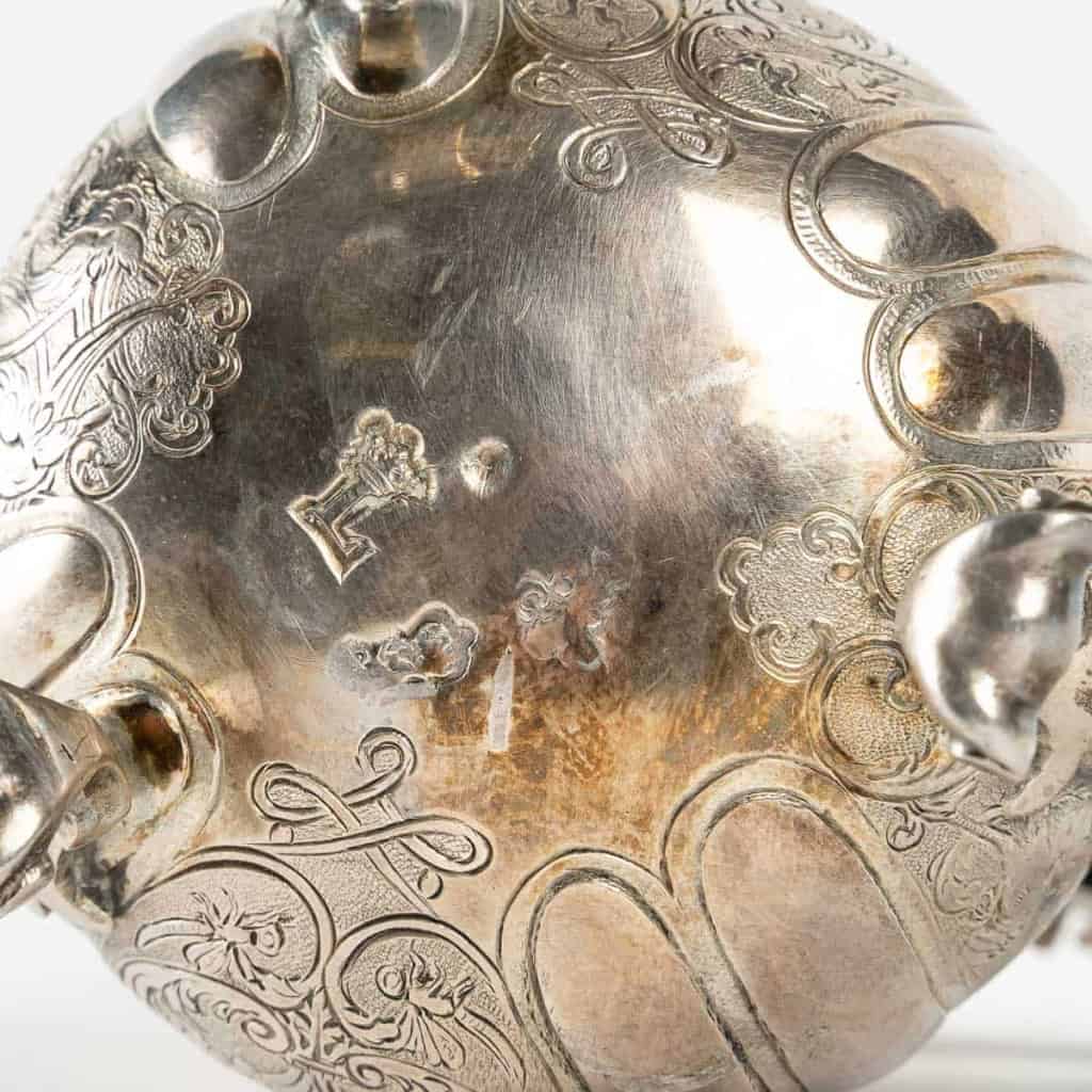 Petite cafetière en argent et anse en bois noirci (poirier), dernier quart du XVIIIe siècle. | Biron Petite cafetière en argent et anse en bois noirci (poirier), dernier quart du XVIIIe siècle.