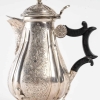 Petite cafetière en argent et anse en bois noirci (poirier), dernier quart du XVIIIe siècle. | Biron Petite cafetière en argent et anse en bois noirci (poirier), dernier quart du XVIIIe siècle.