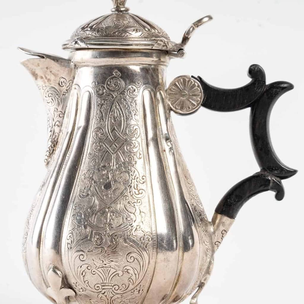 Petite cafetière en argent et anse en bois noirci (poirier), dernier quart du XVIIIe siècle. | Biron Petite cafetière en argent et anse en bois noirci (poirier), dernier quart du XVIIIe siècle.