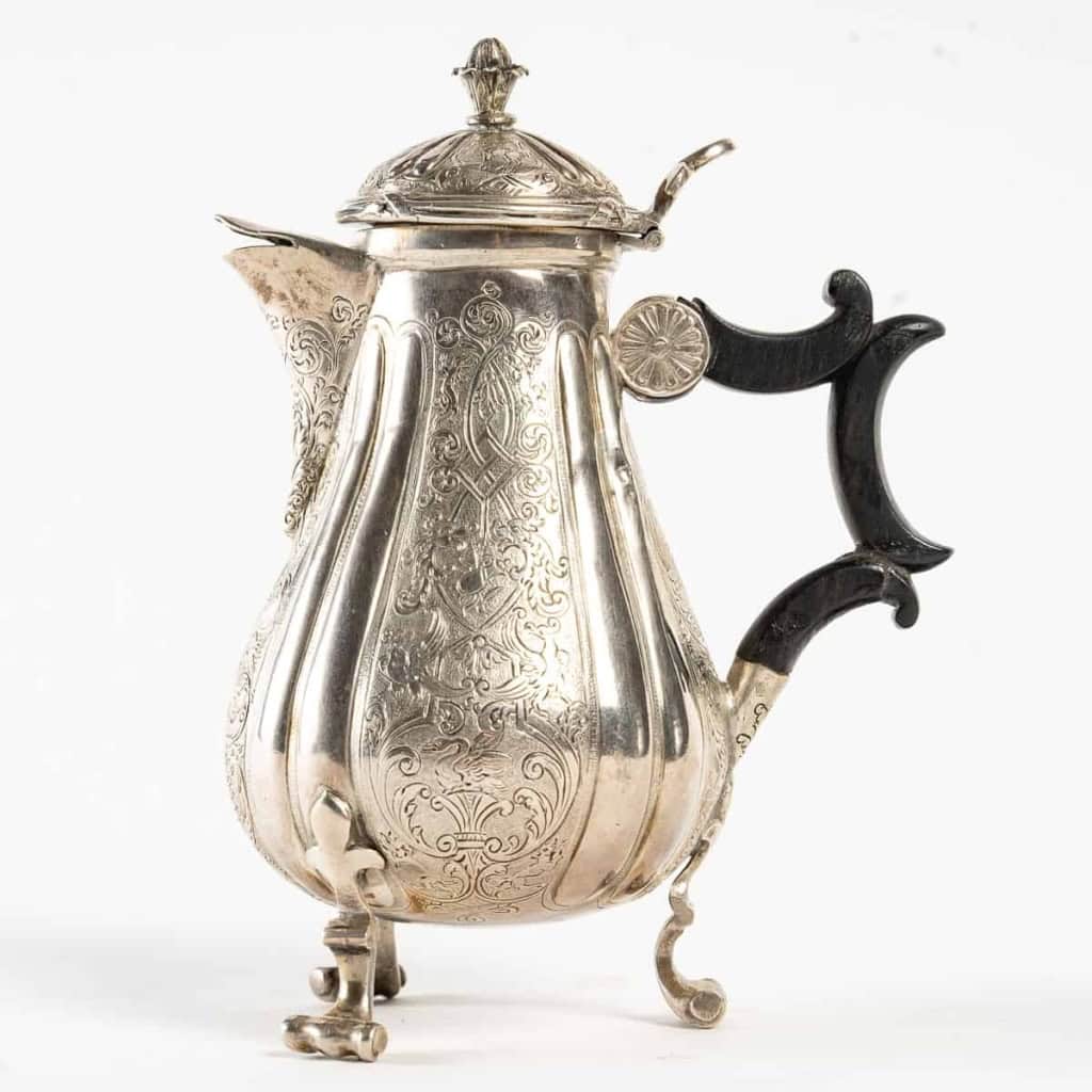Petite cafetière en argent et anse en bois noirci (poirier), dernier quart du XVIIIe siècle. | Biron Petite cafetière en argent et anse en bois noirci (poirier), dernier quart du XVIIIe siècle.