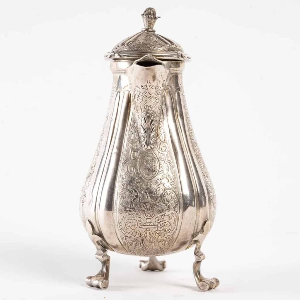 Petite cafetière en argent et anse en bois noirci (poirier), dernier quart du XVIIIe siècle. | Biron Petite cafetière en argent et anse en bois noirci (poirier), dernier quart du XVIIIe siècle.