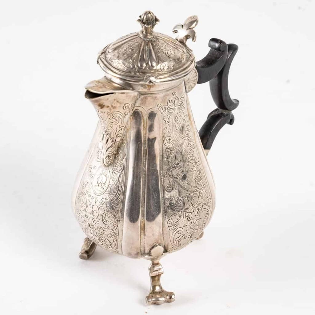 Petite cafetière en argent et anse en bois noirci (poirier), dernier quart du XVIIIe siècle. | Biron Petite cafetière en argent et anse en bois noirci (poirier), dernier quart du XVIIIe siècle.