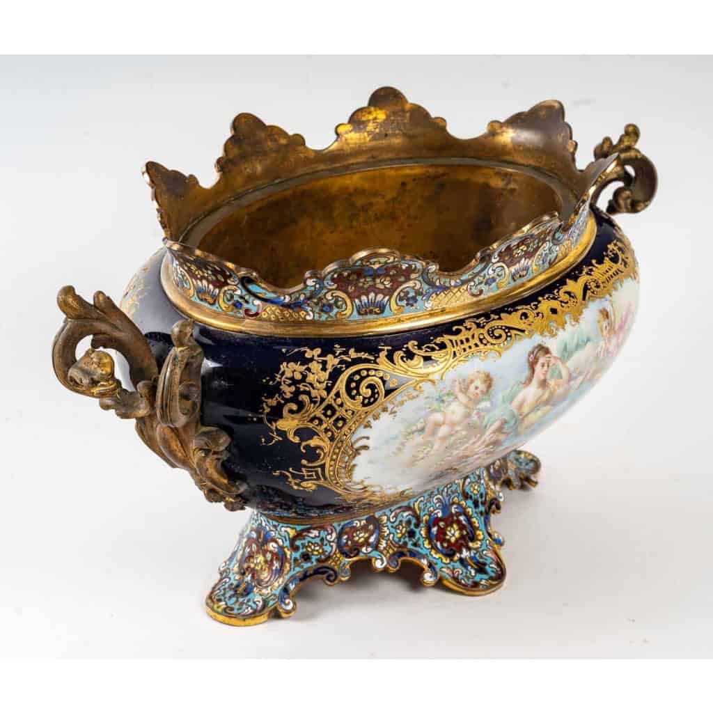 Jardinière de Porcelaine à décors et cloisonnée, XIXème siècle | Biron Jardinière de Porcelaine à décors et cloisonnée, XIXème siècle