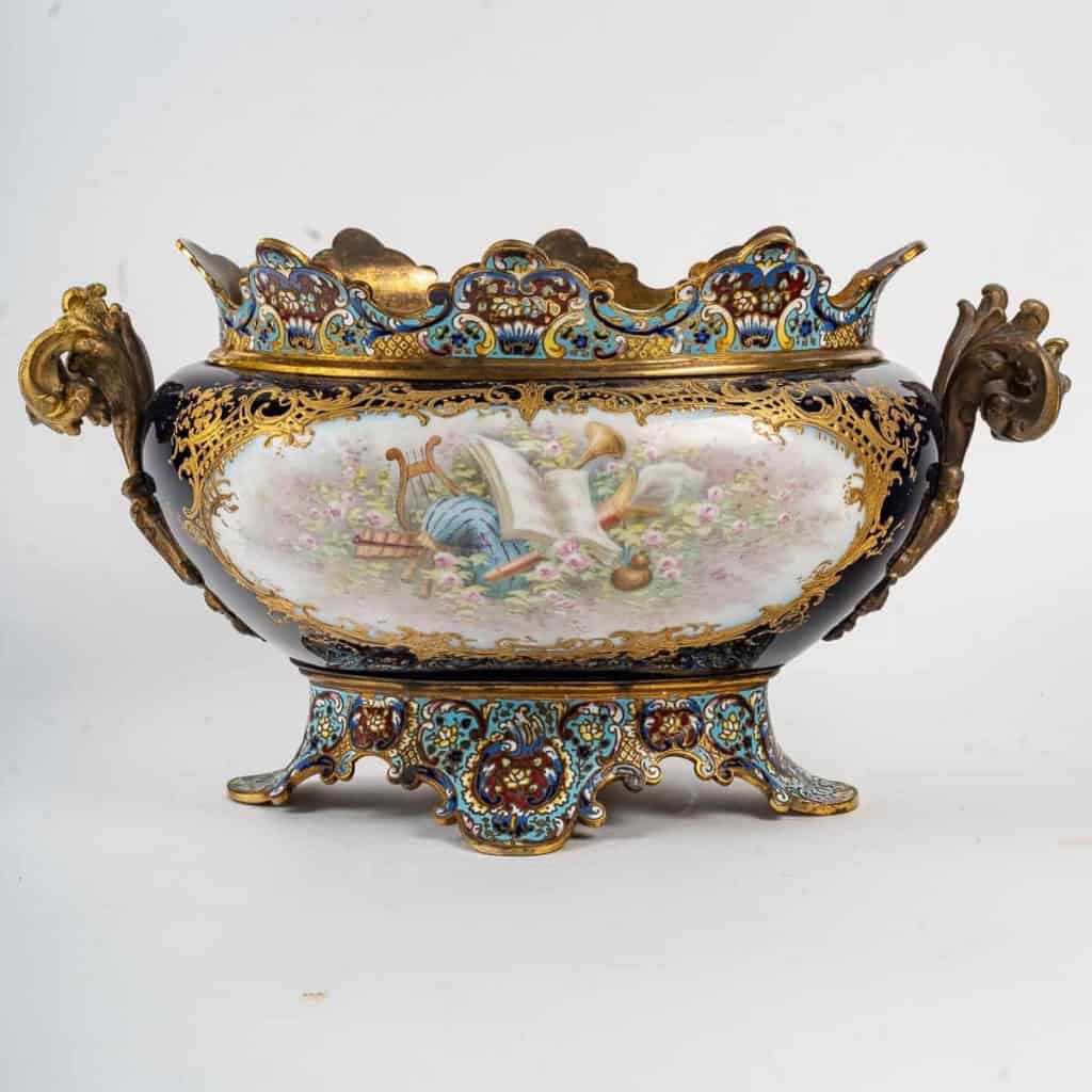 Jardinière de Porcelaine à décors et cloisonnée, XIXème siècle | Biron Jardinière de Porcelaine à décors et cloisonnée, XIXème siècle